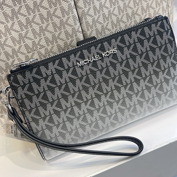 MICHAEL KORS
Jet Set Large Logo Signature Double-Zip Wristlet-Wallet-Phone Case - Picture 14 of 16